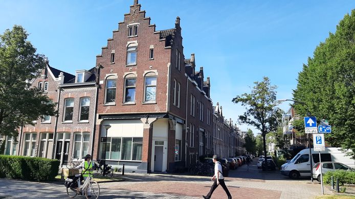 Het kamerverhuurpand in het voormalige bordeel Queenie zorgt volgens bewoners van de Koninginnestraat in Dordrecht al jaren voor overlast.