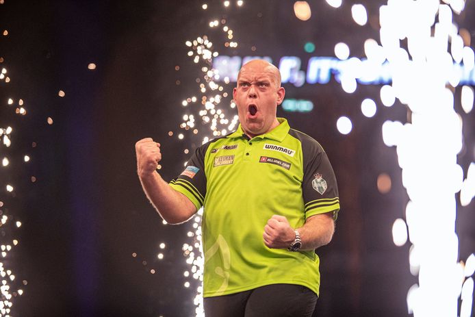 Michael van Gerwen stringe i pugni dopo aver battuto Littler.