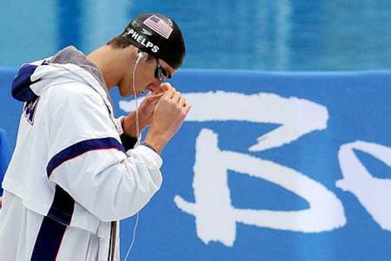 Michael Phelps bij de startblokken voor de 200 m. wisselslag. Foto EPA/Diego Azubel Beeld 