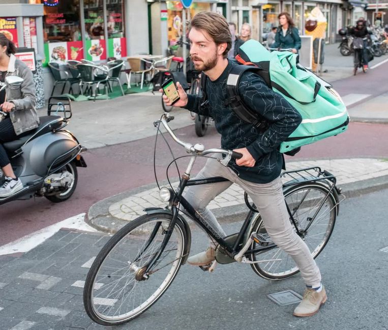 Journalist Joost de Vries op de fiets voor Deliveroo.  Beeld Simon Lenskens