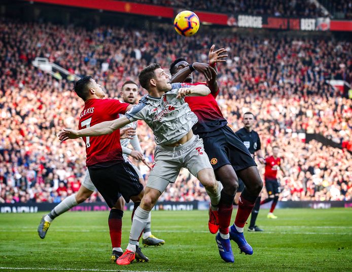 Liverpool-middenvelder James Milner in duel met Paul Pogba van Manchester United, eerder dit jaar.