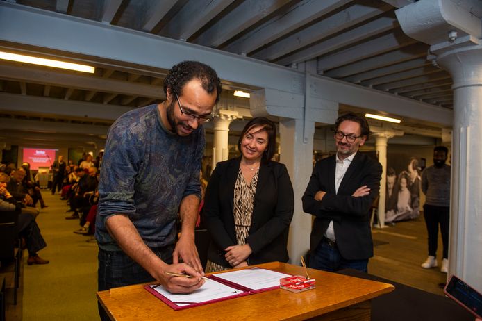 In januari 2020 werd slamdichter Seckou Ouologuem de nieuwe stadsdichter van Antwerpen.
