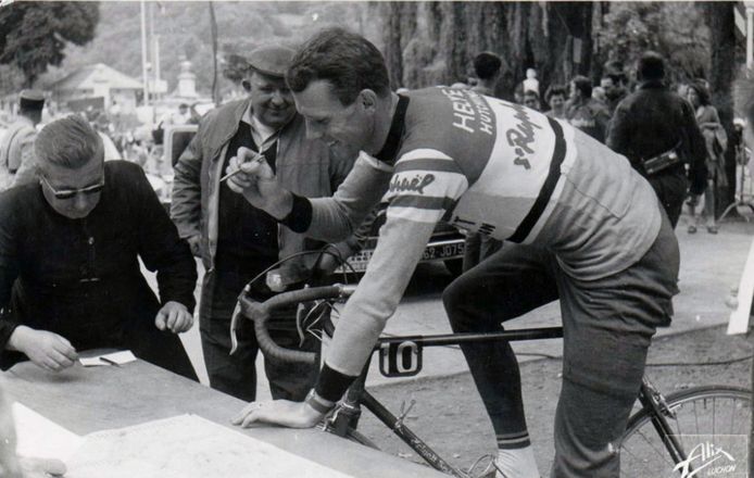 Michel Stolker voor aanvang van een koers, in 1962.