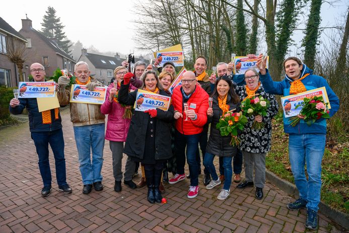 De winnaars in Heveadorp met ambassadeur Gaston Starreveld.