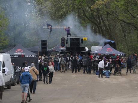 Nederlander neemt zoontje (9) mee naar illegale raveparty: ‘2 uur rondgehangen én drugs gekocht’
