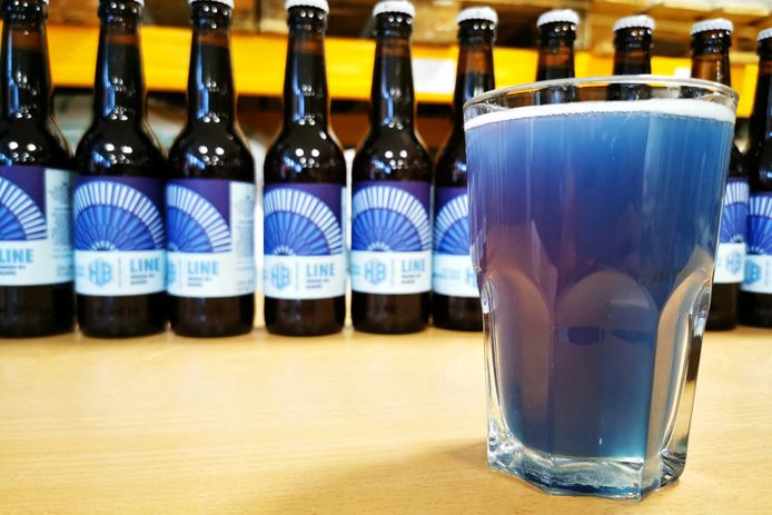 Een glas van het blauwe bier 'Line'.