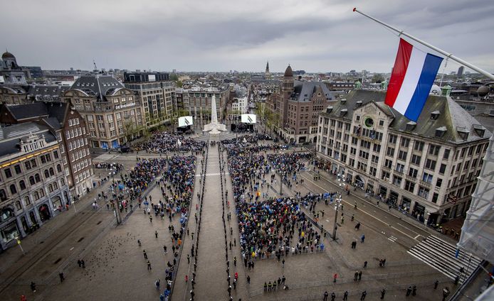 Een vrij lege Dam in Amsterdam tijdens de Nationale Dodenherdenking.