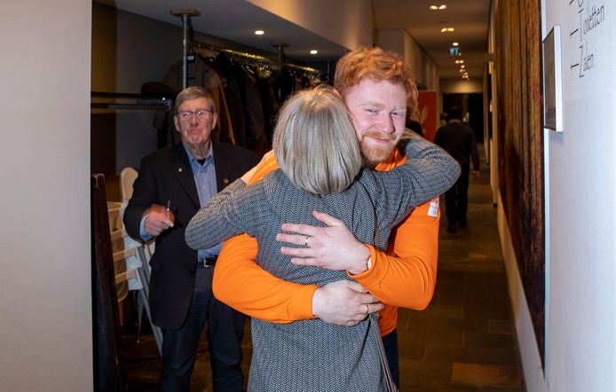 Jan Groenendijk krijgt een knuffel van zijn moeder, nadat hij na een lange dag zijn tweede Nederlandse damtitel heeft binnengesleept.