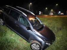 Bestuurder onder invloed mist bocht en belandt in greppel bij Zutphen
