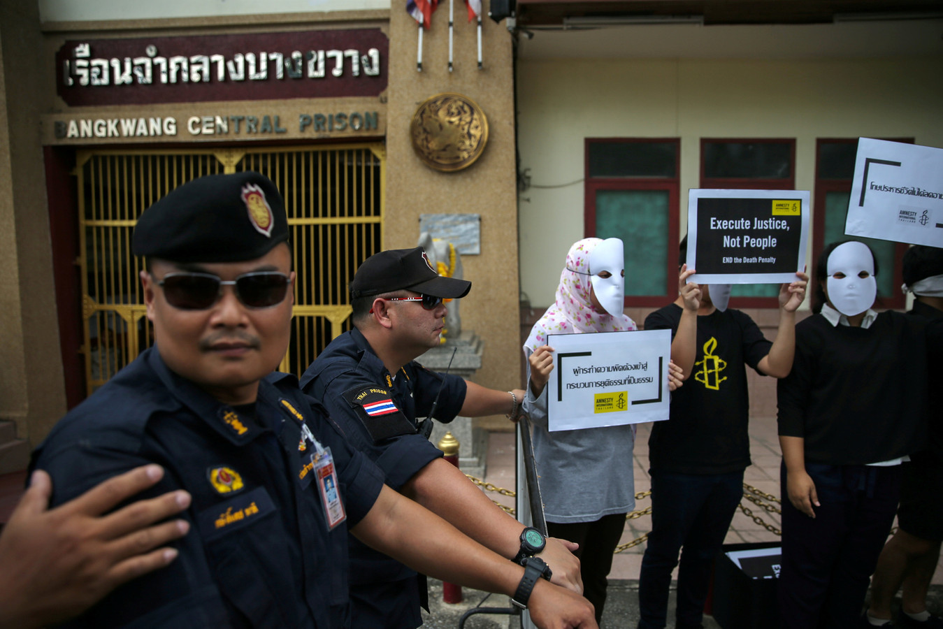 Thais gevangenispersoneel houdt oog op de demonstranten van Amnesty