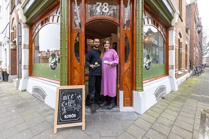 James en Lisanne bij de ingang van Lisa’s Deli in Assendorp in Zwolle.