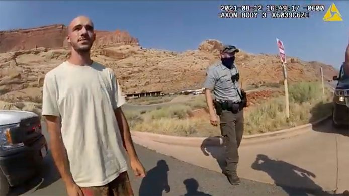 Filmmateriaal van de politie waar Petito en Laundrie op staan, toen ze staande werden gehouden tijdens hun roadtrip.