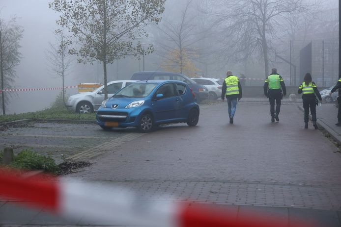 Schade aan een auto na een ontploffing in Den Bosch.