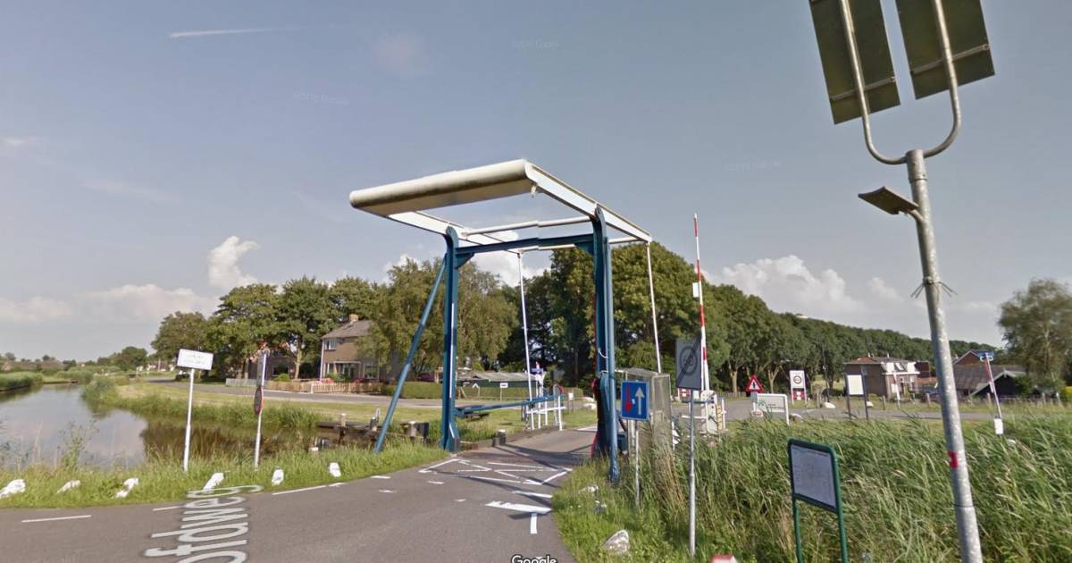 Waverbrug kapot, scheepvaart gestremd