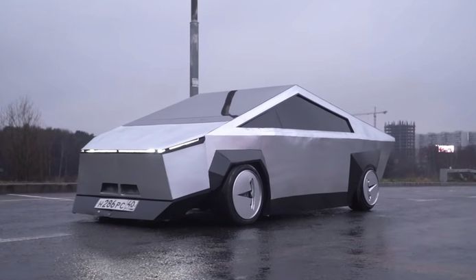 Een tot Tesla Cybertruck omgebouwde Lada Samara.