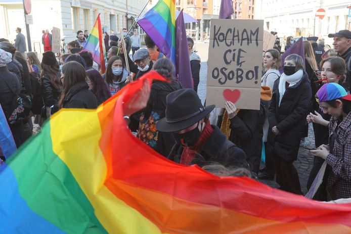 Mensen protesteren in de Poolse stad Bialystok onder de slogan 'In defense of LGBTQ+ rights and all other human rights'.