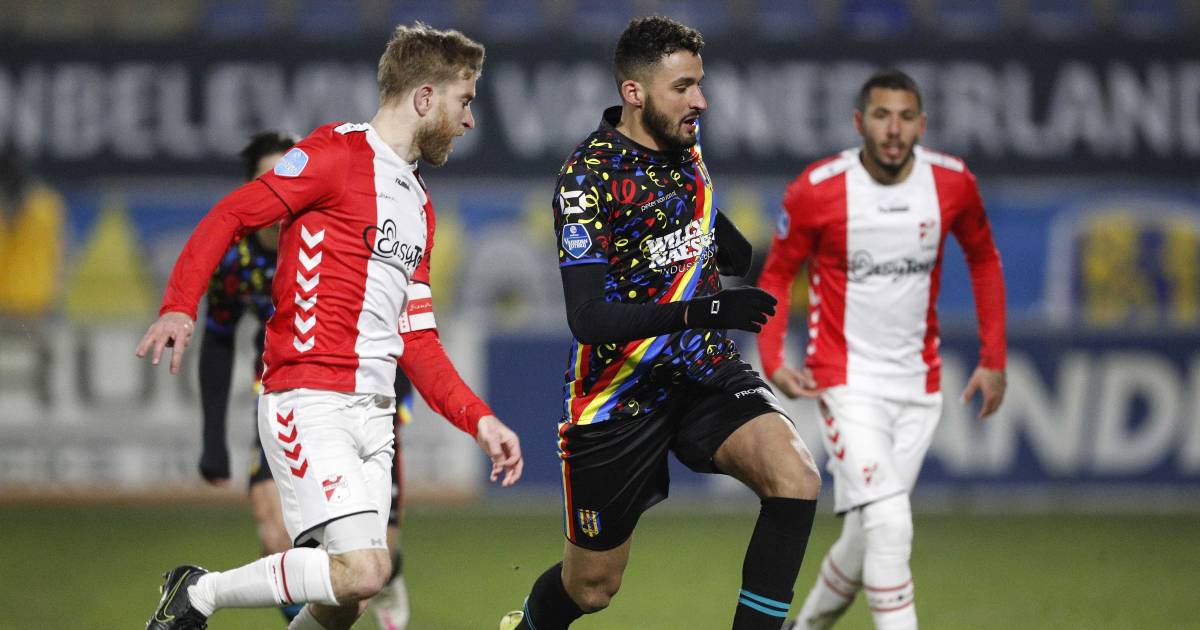 RKC wint in carnavalstenue van FC Emmen door kanonskogel ...