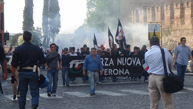 Het extreem-rechtse Forza Nuova (hier tijdens een betoging in Verona) zou jonge leden als initiatie meenemen op raids.