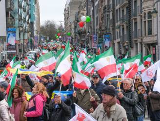 Honderden actievoerders betogen tegen Iraans Regime in Europese Wijk
