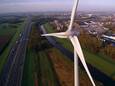 Eén van de windmolens van Pure Energie, langs de snelweg A1 bij Deventer.