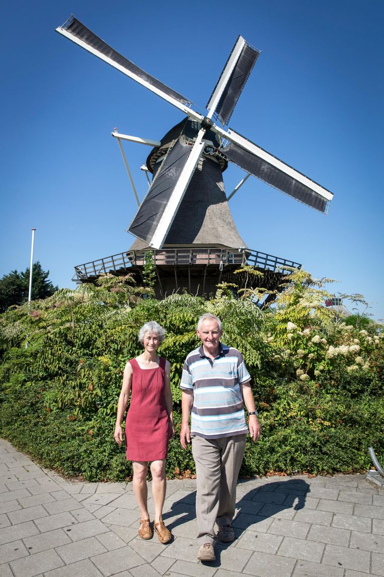 Ko Kuiper (r) en Tamar Frankfurther doen er van alles aan om meer toeristen naar de molen te lokken, maar veel succes hebben ze niet Beeld Dingena Mol