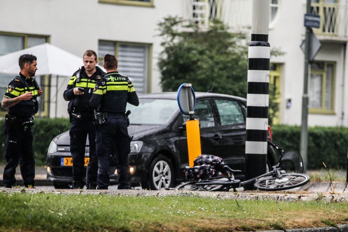 Een 65-jarige fietsster uit Dordrecht is woensdagochtend gewond geraakt bij een aanrijding op de Hugo van Gijnweg in Dordrecht. De vrouw is met klachten aan haar sleutelbeen naar het ziekenhuis gebracht.