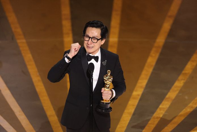 Ke Huy Quan a raflé la statuette du meilleur second rôle, grâce à son personnage de mari aux multiples facettes dans la comédie déjantée "Everything Everywhere All At Once".