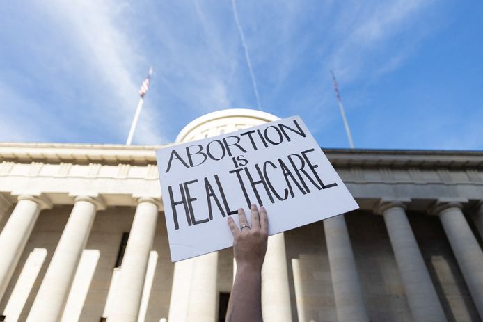 Een demonstrant voor abortusrechten houdt een bord vast tijdens een protest in Columbus, Ohio.