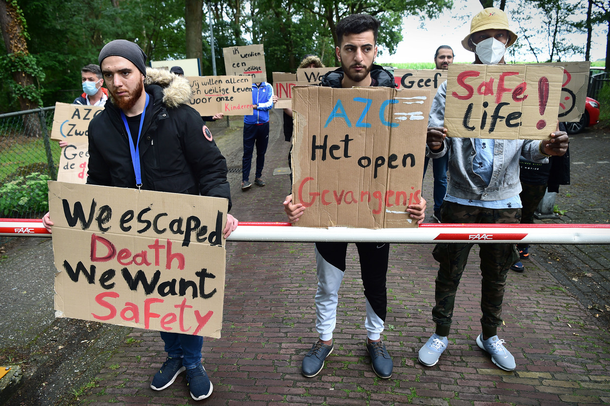 Juli 2020, asielzoekers demonstreren voor de poort van het asielzoekerscentrum in Zweeloo tegen ongelijke behandeling. Beeld Marcel van den Bergh / de Volkskrant