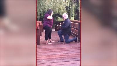 Verlovingsring valt in het water bij huwelijksaanzoek