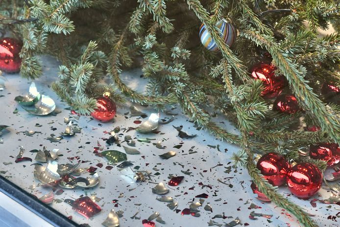 Opvallende etalage bij kledingzaak Het Grijs Peerd. De kerstboom lijkt er omver gevallen te zijn.