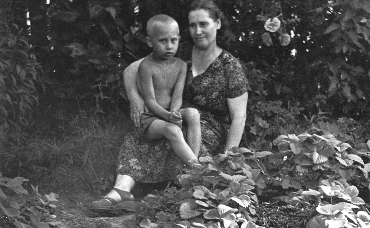 Vladimir met moeder Maria Ivanovna, in juli 1958.  Beeld Wikipedia