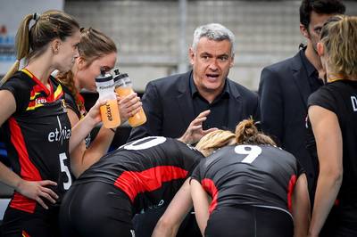 Sportminister Weyts geeft topmagistraat opdracht om aantijgingen rond volleybalcoach Vande Broek te onderzoeken