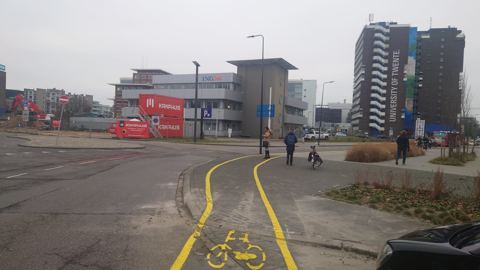 Fietsers worden hier tijdelijk via de stoep geleid