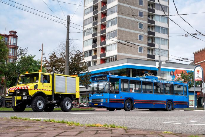 Zaterdagochtend wordt ‘trolleybus 0158' met een sleepauto van Breng over het Arnhemse Velperplein richting Musis Sacrum gesleept