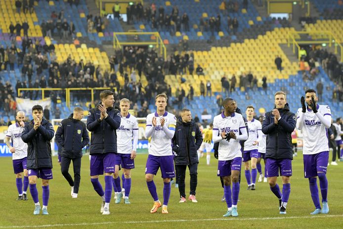 RKC bedankt de meegereisde supporters na afloop van het met 1-2 gewonnen duel met Vitesse.