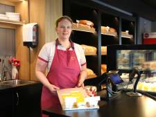 Esther (49) uit Enschede bakt ze bruin in Noorwegen: ‘Noren houden ook van krentenwegge’