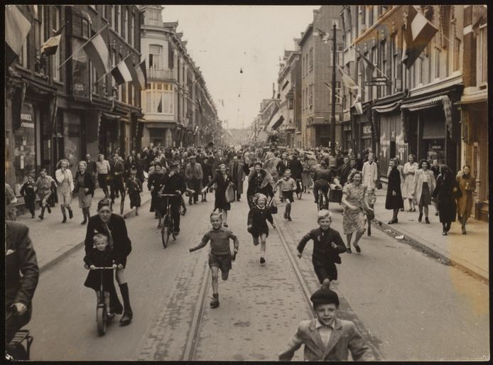 Na research in Amsterdam, Rotterdam, Groningen en Arnhem blijkt dat deze persfoto is gemaakt in de Piet Heinstraat in Den Haag.