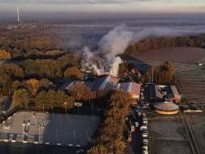 Twee paarden dood bij grote manegebrand in Duitsland; Aaltense brandweer helpt met blussen