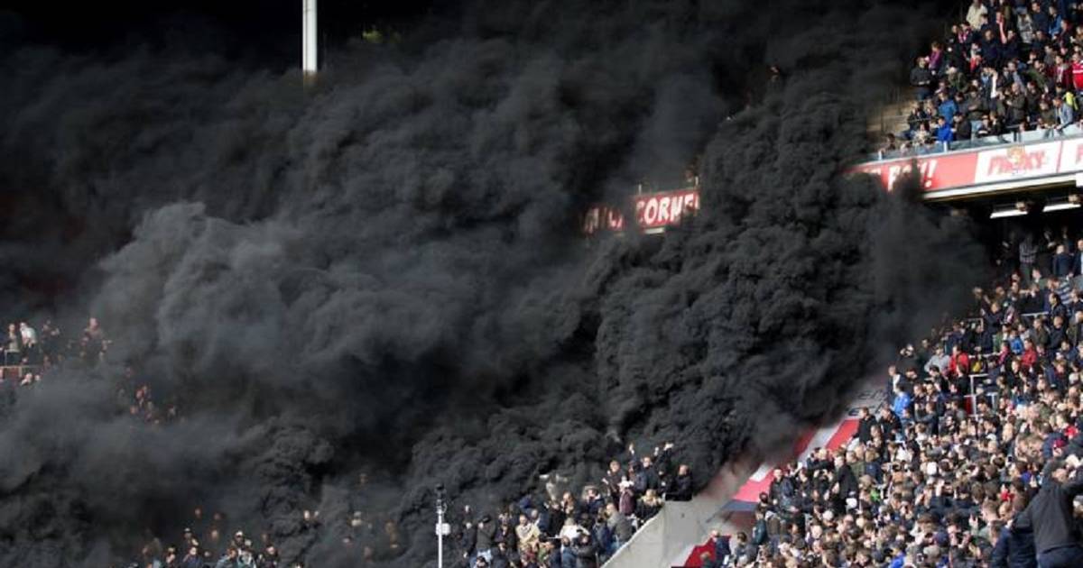 Taakstraffen geëist voor PSV-fans voor afsteken rookpotten Philips Stadion | Eindhoven | bd.nl