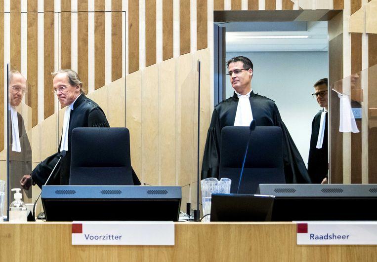 Het gerechtshof arriveert dinsdagmorgen in de zwaarbeveiligde rechtszaal op Schiphol voor de voortzetting van het hoger beroep tegen Willem Holleeder.  Beeld ANP