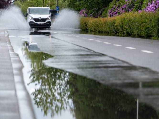 Regenbuien zetten verschillende straten in Mechelse regio blank, grote overlast is er voorlopig niet