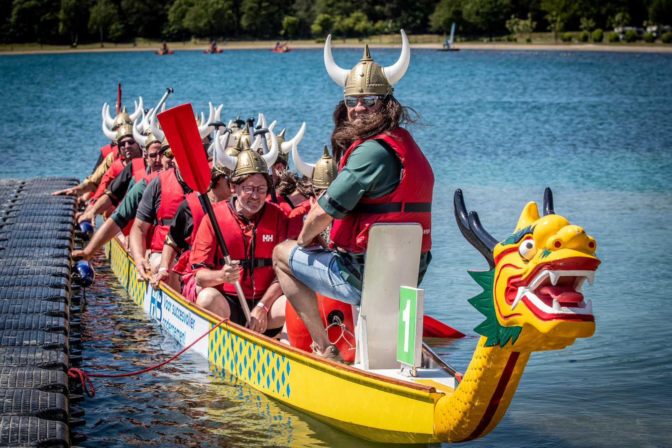 Drakenbootraces in Eersel: racen in een kleurrijke boot met een ...