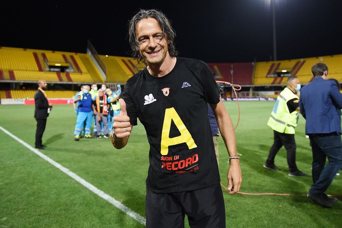 Filippo Inzaghi viert de promotie van Benevento naar de Serie A.
