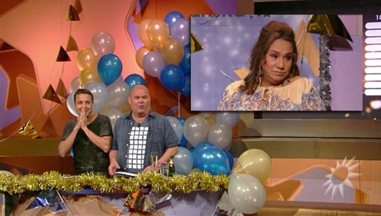 Patty Brard naast Paul de Leeuw, die haar grondig aan het krenken is. Beeld  