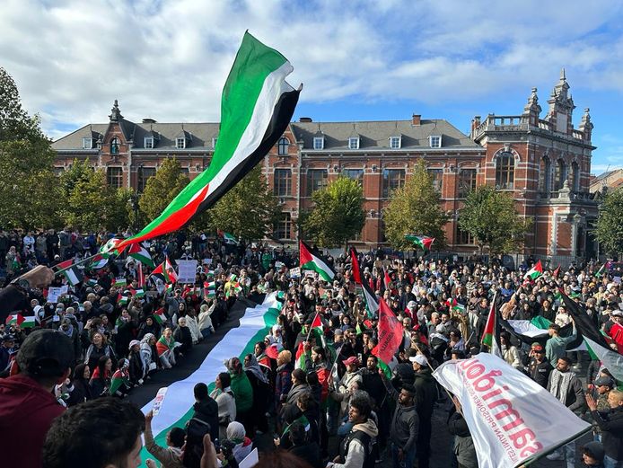 تجذب المظاهرة المؤيدة للفلسطينيين عدة مئات من الأشخاص إلى سان جيل.