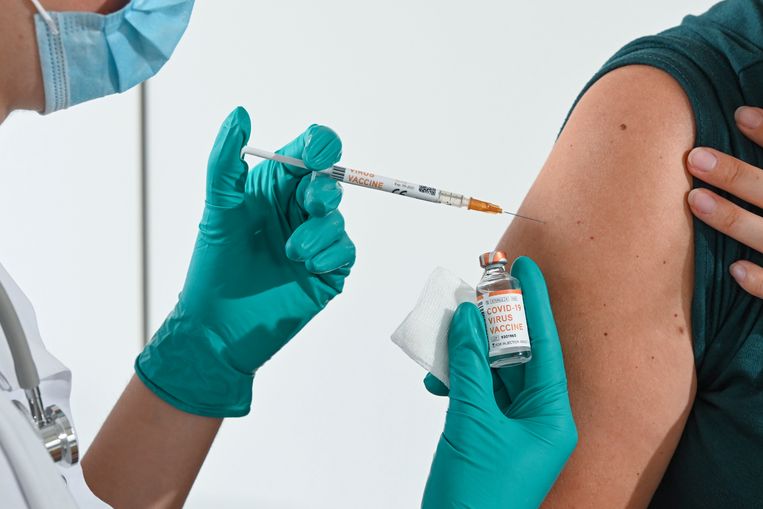Het doel is om 8 miljoen Belgen te vaccineren. Voor de zomer zal dat maar voor de helft van hen lukken. Beeld Photo News