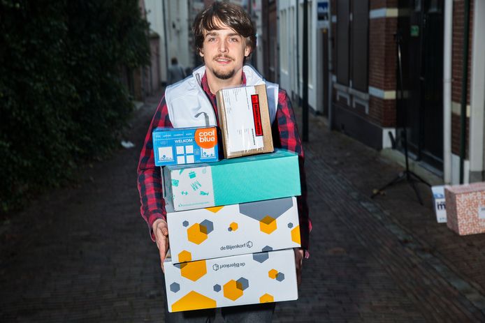 Robby van Eekeren neemt alle pakjes voor zijn buurt in ontvangst.