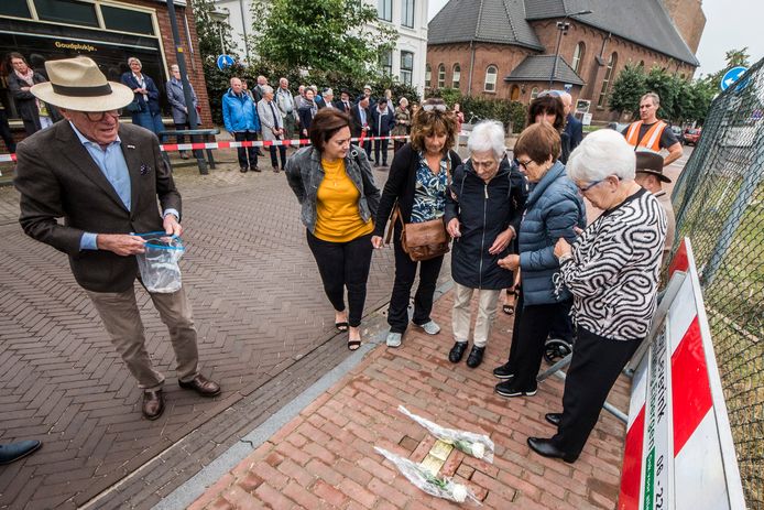 De kleindochters Leni, Mary en Carry leggen de Stolpersteine voor hun vermoorde grootouders in de Nieuwstraat in Neede.
