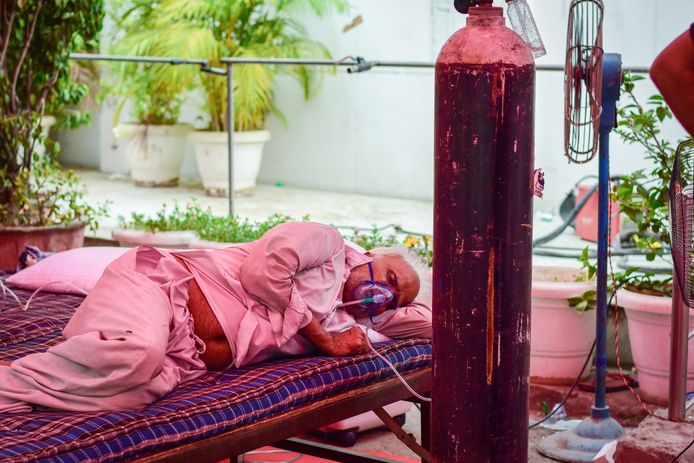 Een Indiase coronapatiënt ligt aan een geïmproviseerd beademingsaparaat in de deelstaat Uttar Pradesh.
